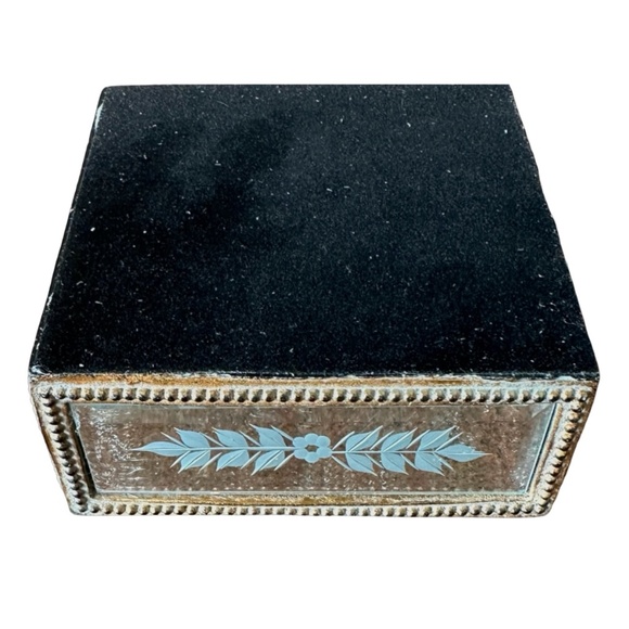 TWO'S COMPANY Handmade Ornate Beveled Mirrored Trinket Box 4.5”x 4.5” Gold Tone - Picture 8 of 9